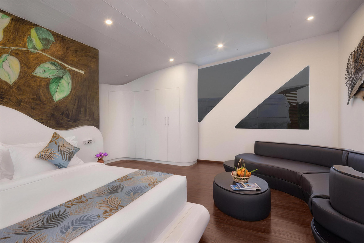 Suite bedroom with a leaf mural